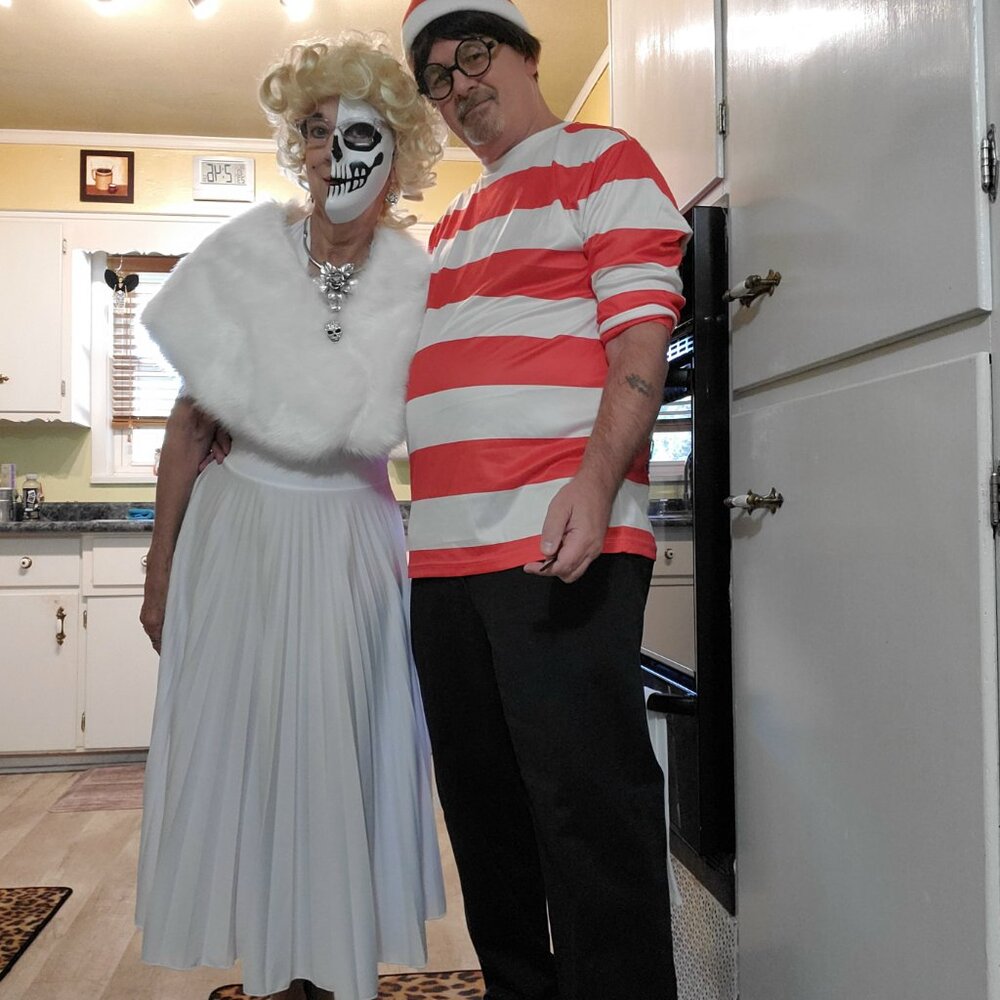 Size M Marilyn Monroe Costume including Faux Fur and Mask